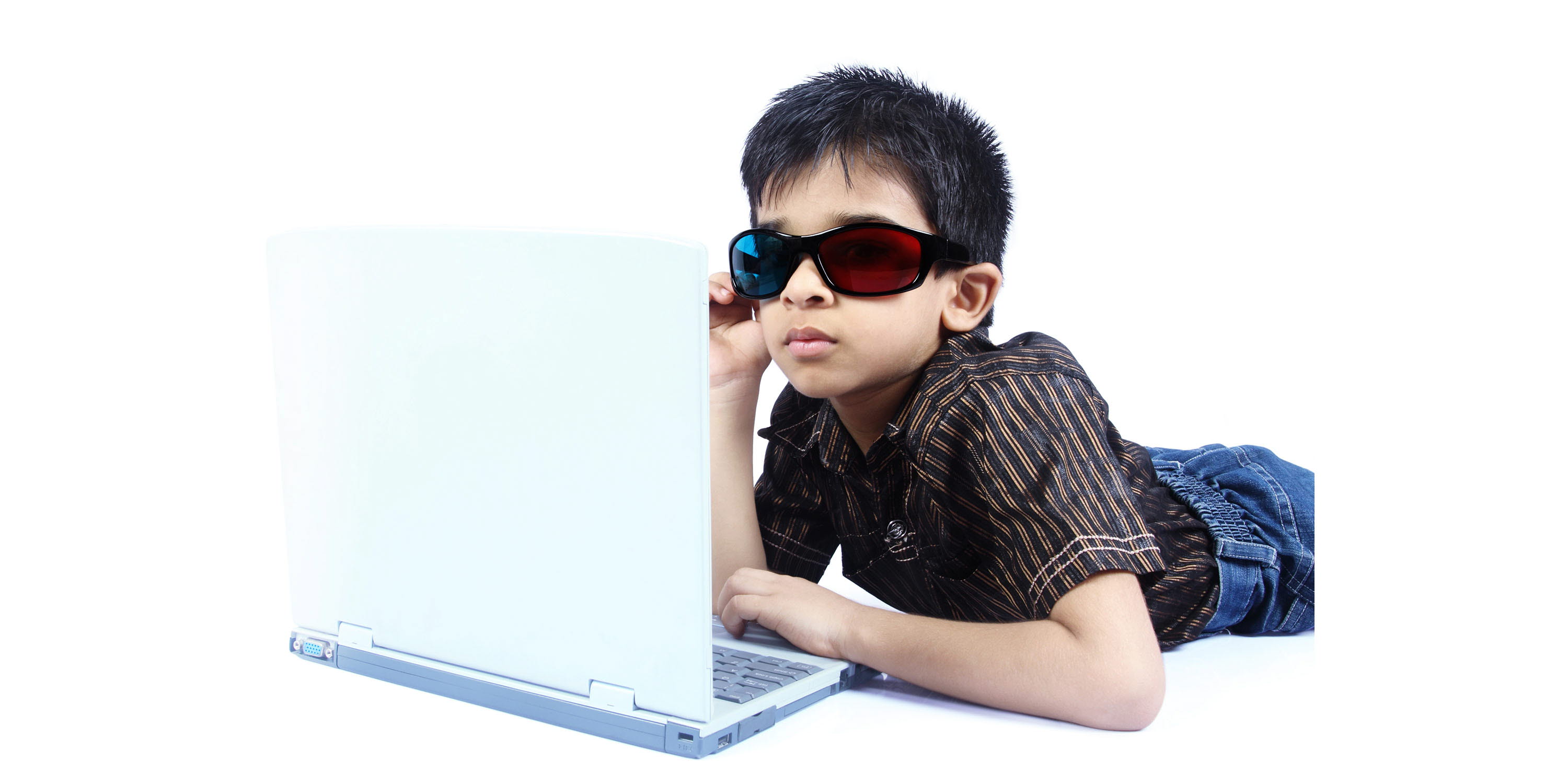 Child with lazy eye looking at a computer