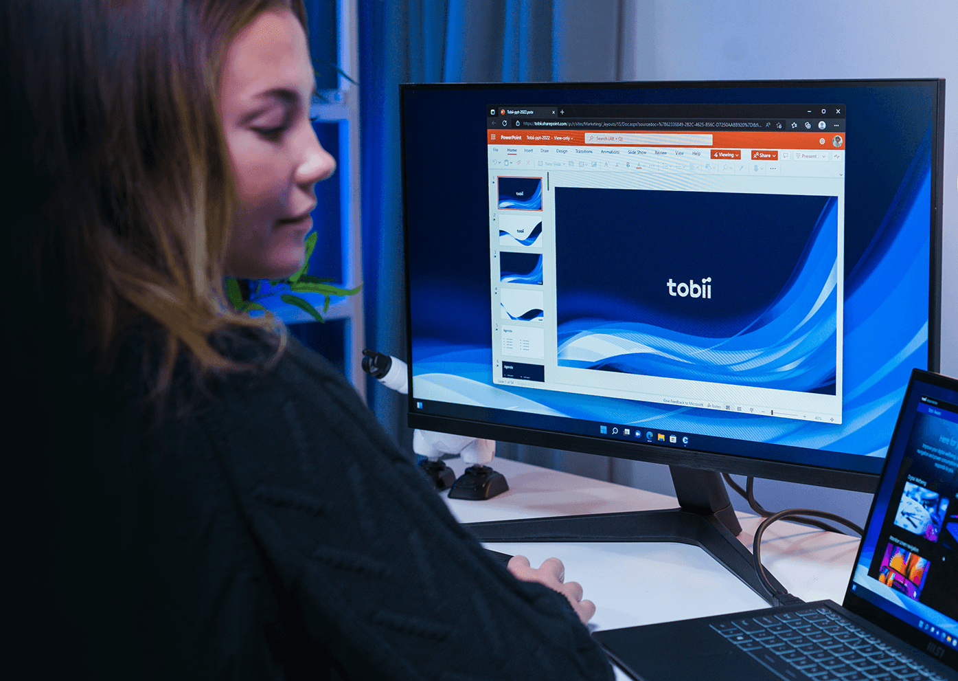 Tobii Aware over the shoulder
