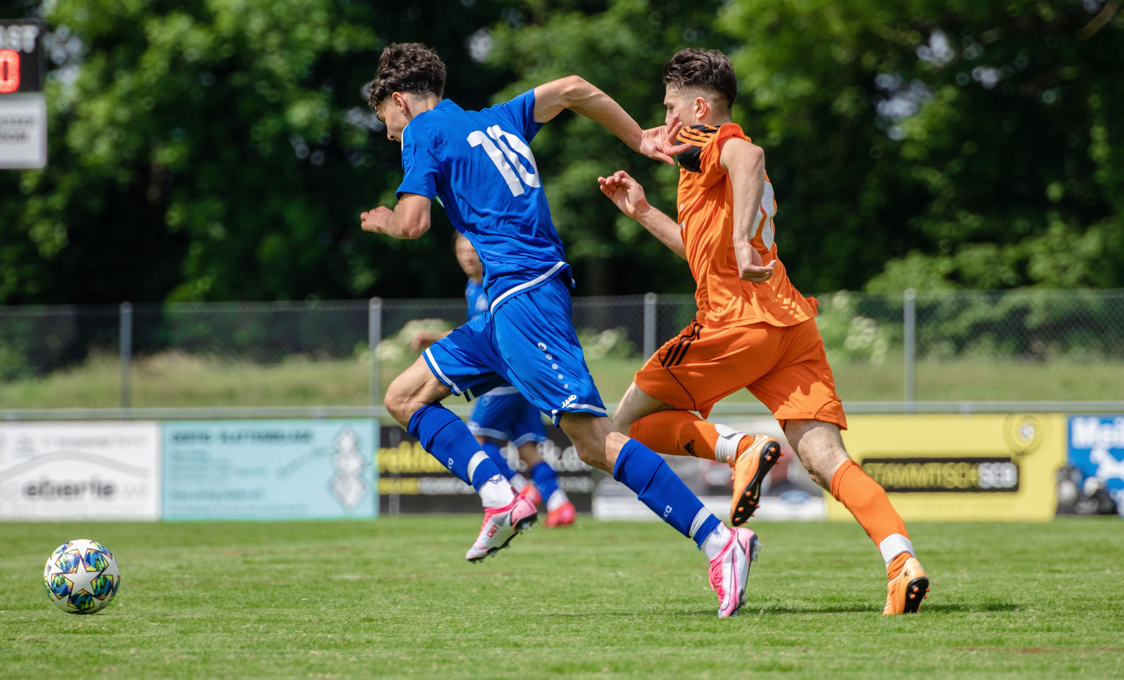 2 football players playing in a game