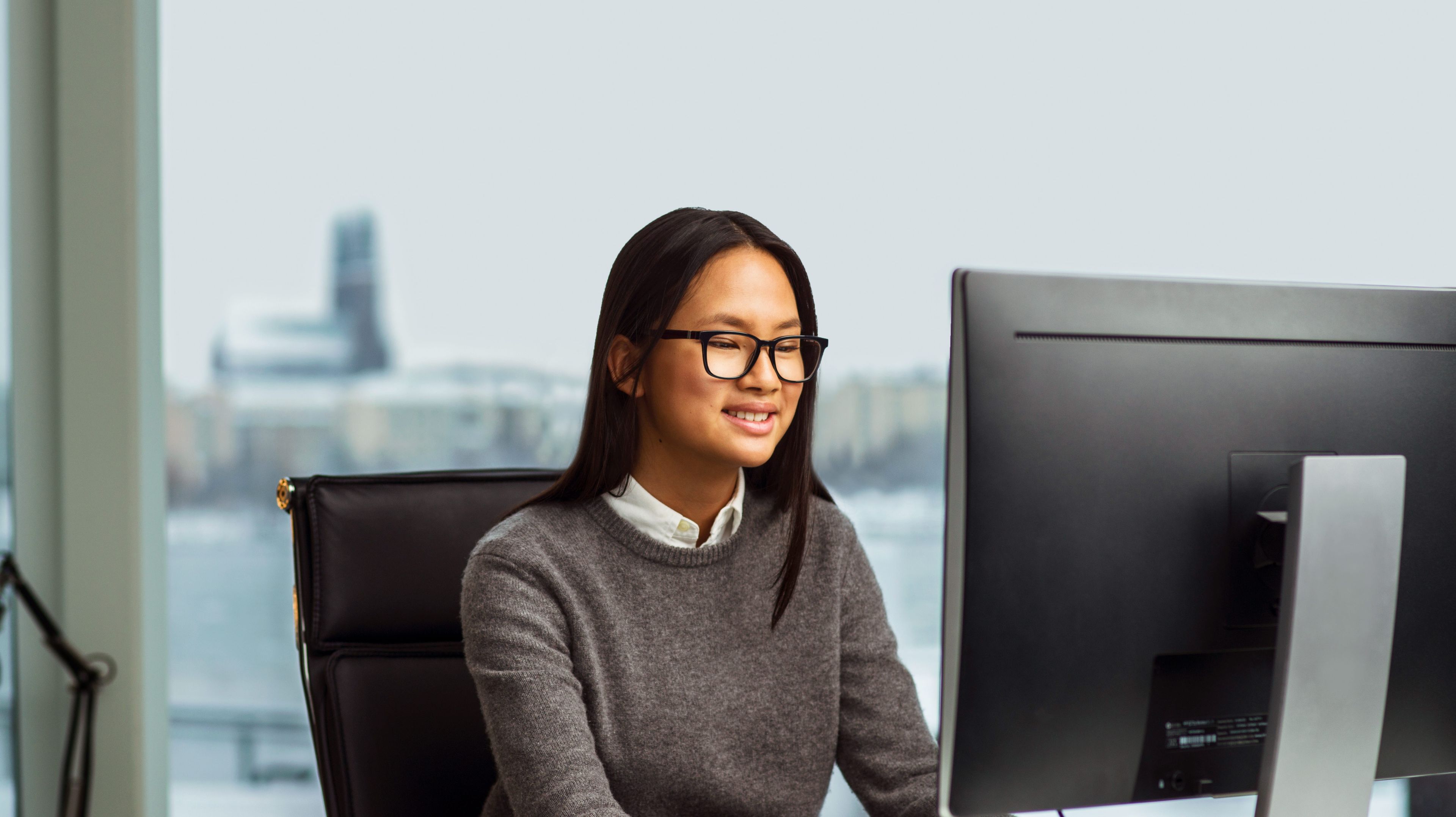 Woman looking at a computer screen with Tobii 4C eye tracker