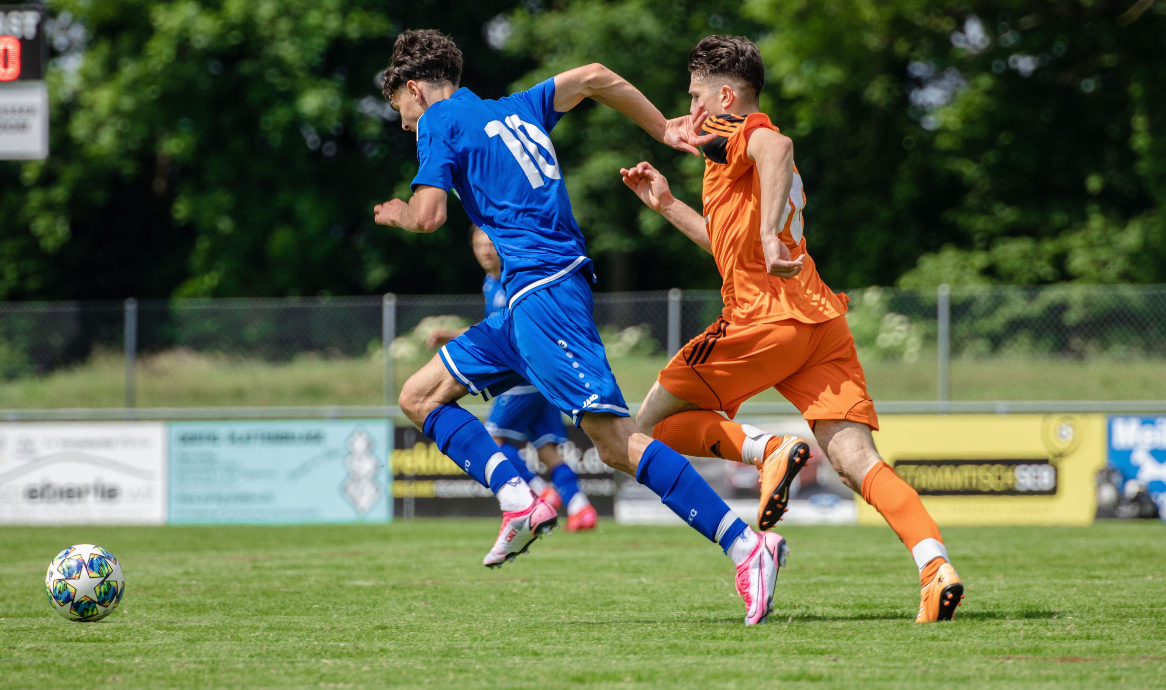 2 football players playing in a game