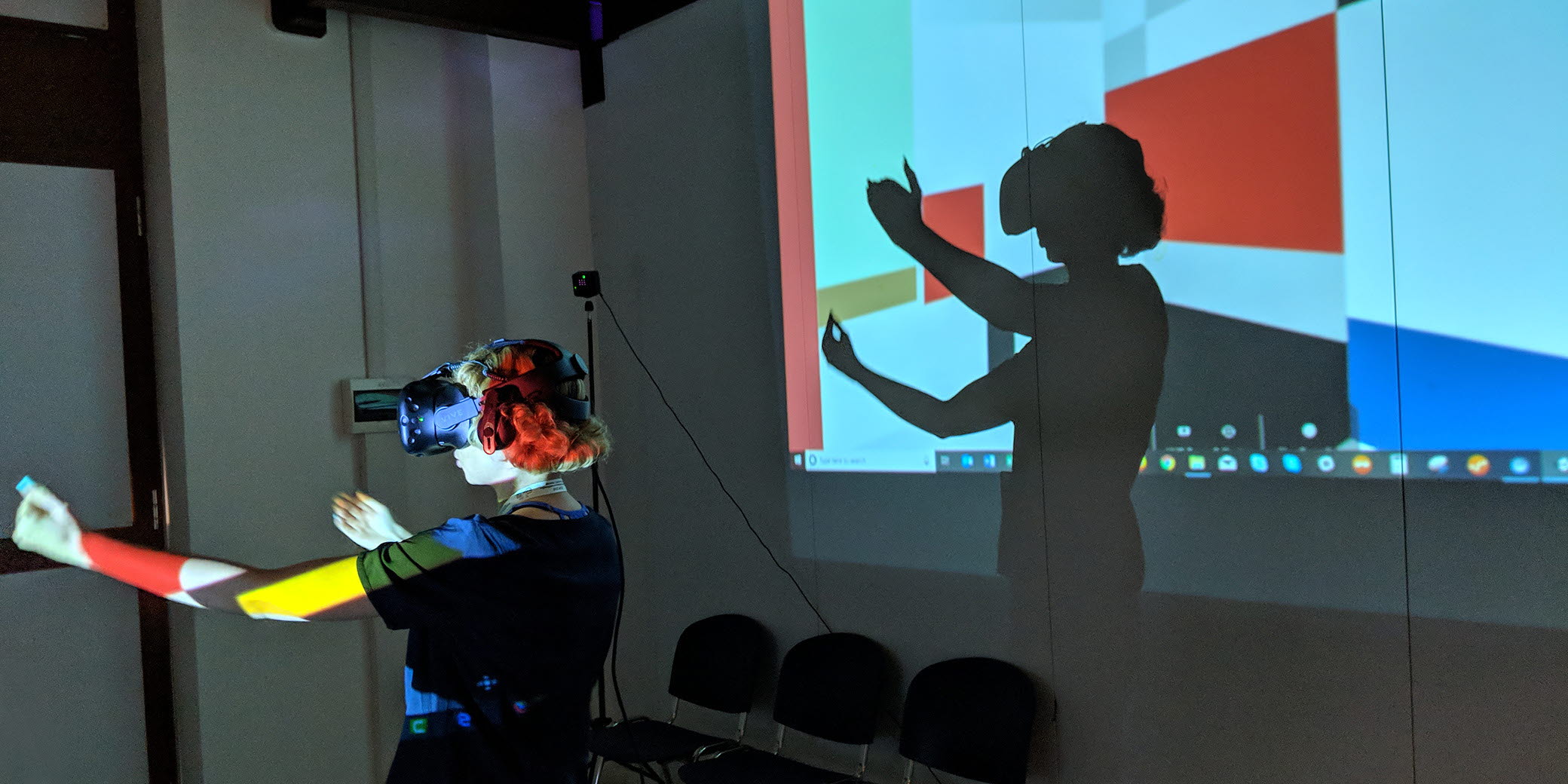 woman wearing Virtual reality headset in Mondrian human behavior study