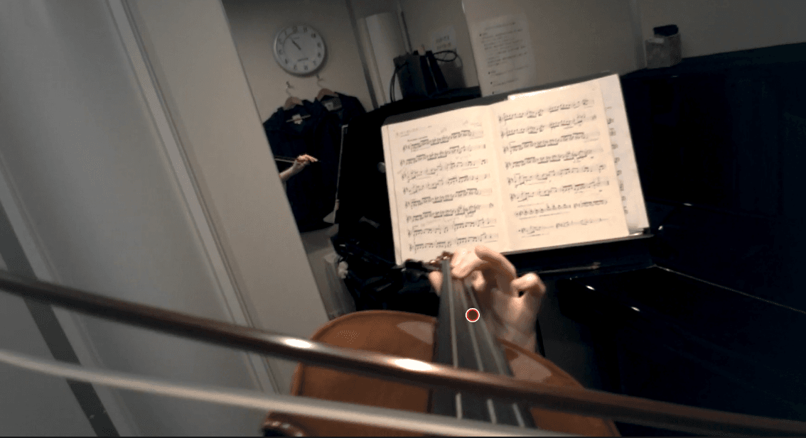 The gaze of a beginner violinist playing the violin